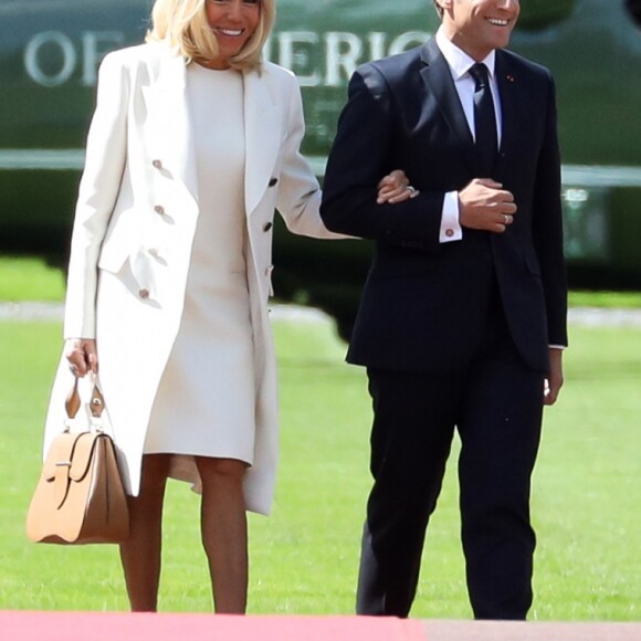 Le président Emmanuel Macron et sa femme Brigitte lors de la cérémonie franco - américaine au cimetière américain de Colleville sur Mer le 6 juin 2019 dans le cadre du 75ème anniversaire du débarquement. © Stéphane Lemouton / Bestimage