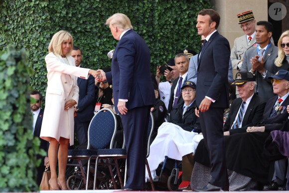 Le président Donald Trump, le président Emmanuel Macron, Brigitte Macron lors de la cérémonie franco - américaine au cimetière américain de Colleville sur Mer le 6 juin 2019 dans le cadre du 75ème anniversaire du débarquement. © Stéphane Lemouton / Bestimage