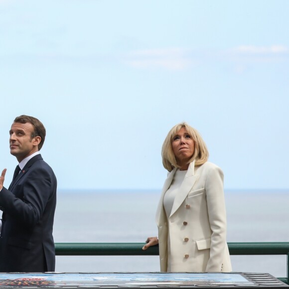 Le président Donald Trump, la première dame Melania Trump, le président Emmanuel Macron, la première dame Brigitte Macron - 75ème anniversaire du débarquement - Cérémonie franco - américaine au cimetière américain de Colleville sur Mer le 6 juin 2019. Défilé aérien franco-américain depuis la table d'orientation d'Omaha Beach, face à la mer. © Stéphane Lemouton / Bestimage