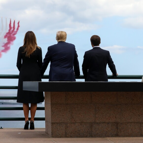 Le président Donald Trump, la première dame Melania Trump, le président Emmanuel Macron, la première dame Brigitte Macron - 75ème anniversaire du débarquement - Cérémonie franco - américaine au cimetière américain de Colleville sur Mer le 6 juin 2019. Défilé aérien franco-américain depuis la table d'orientation d'Omaha Beach, face à la mer. © Stéphane Lemouton / Bestimage