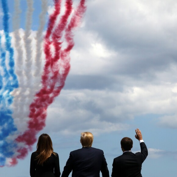 Le président Donald Trump, la première dame Melania Trump, le président Emmanuel Macron, la première dame Brigitte Macron - 75ème anniversaire du débarquement - Cérémonie franco - américaine au cimetière américain de Colleville sur Mer le 6 juin 2019. Défilé aérien franco-américain depuis la table d'orientation d'Omaha Beach, face à la mer. © Stéphane Lemouton / Bestimage