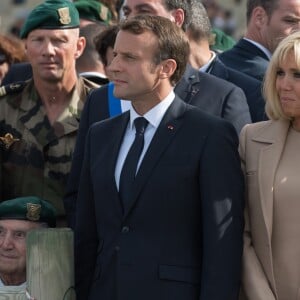 Léon Gautier, vétéran commando Kieffer, le président Emmanuel Macron, Brigitte Macron lors de l'hommage aux 177 commandos Kieffer lors du 75ème anniversaire du débarquement à Colleville-Montgomery le 6 juin 2019. © Jacques Witt / Pool / Bestimage