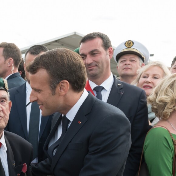 Brigitte Macron, le président Emmanuel Macron, Léon Gautier, vétéran commando Kieffer lors de l'hommage aux 177 commandos Kieffer lors du 75ème anniversaire du débarquement à Colleville-Montgomery le 6 juin 2019. © Jacques Witt / Pool / Bestimage