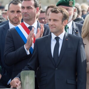 Le président Emmanuel Macron tient la main de Léon Gautier, vétéran commando Kieffer, Brigitte Macron lors de l'hommage aux 177 commandos Kieffer lors du 75ème anniversaire du débarquement à Colleville-Montgomery le 6 juin 2019. © Jacques Witt / Pool / Bestimage