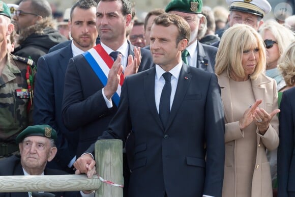 Le président Emmanuel Macron tient la main de Léon Gautier, vétéran commando Kieffer, Brigitte Macron lors de l'hommage aux 177 commandos Kieffer lors du 75ème anniversaire du débarquement à Colleville-Montgomery le 6 juin 2019. © Jacques Witt / Pool / Bestimage