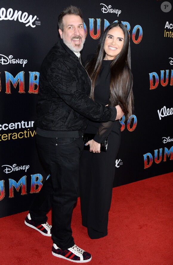 Joey Fatone avec sa petite-amie, Izabel Araujo à la première de Dumbo à Hollywood, Los Angeles, le 11 mars 2019
