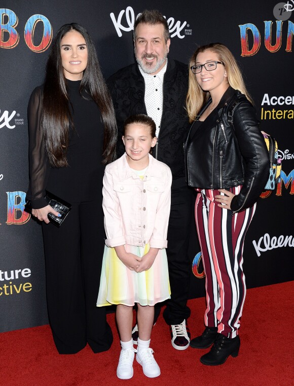 Joey Fatone avec sa petite-amie Izabel et ses enfants Briahna Joely Fatone et Kloey Alexandra Fatone à la première de Dumbo à Hollywood, Los Angeles, le 11 mars 2019
