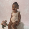 Kylie Jenner filme sa fille Stormi en pleine séance photo. Juin 2019.