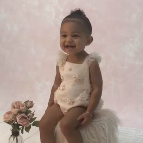 Kylie Jenner filme sa fille Stormi en pleine séance photo. Juin 2019.
