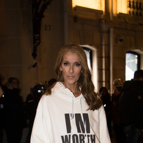 Céline Dion porte un sweat blanc à capuche avec l'inscription "I'M WORTH IT" (Je le vaux bien) à la sortie de l'hôtel Plaza Athénée après le tournage pour l'Oréal à Paris, France, le 30 janvier 2019.