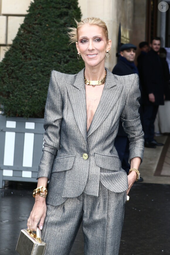 Céline Dion sort de l'hôtel de Crillon à Paris pour se rendre à un défilé lors de la fashion week Haute-Couture printemps-été 2019 le 23 janvier 2019.
