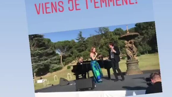 Elodie Frégé a chanté en duo avec Cali Je t'emmène de France Gall lors du mariage de François-Xavier Demaison et Anaïs Tihay le 7 juin 2019 au château de Valmy dans les Pyrénées-Orientales.