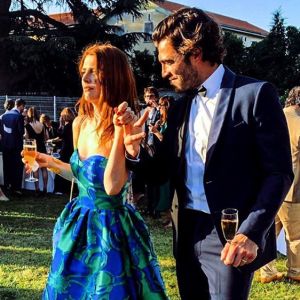 Elodie Frégé (en Paule Ka) et son compagnon Gianmarco Tavani au mariage de François-Xavier Demaison et Anaïs Tihay le 7 juin 2019 au château de Valmy dans les Pyrénées-Orientales. Photo Instagram.