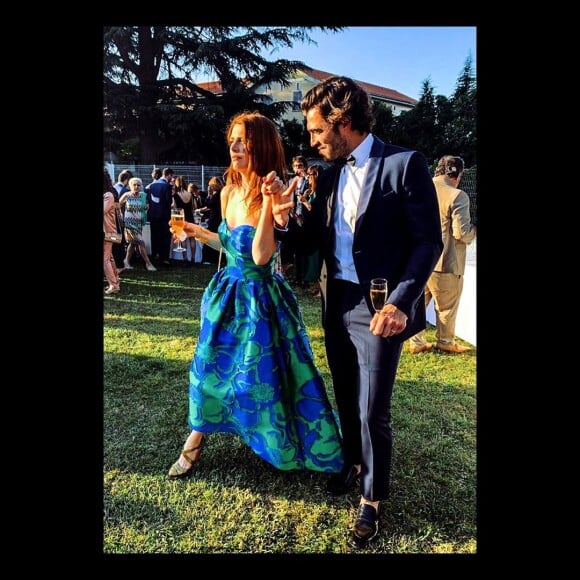 Elodie Frégé (en Paule Ka) et son compagnon Gianmarco Tavani au mariage de François-Xavier Demaison et Anaïs Tihay le 7 juin 2019 au château de Valmy dans les Pyrénées-Orientales. Photo Instagram.