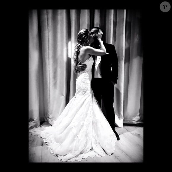 Anaïs Tihay et François-Xavier Demaison s'embrassant lors de leur mariage, photographiés par Elodie Frégé. Instagram, le 9 juin 2019.