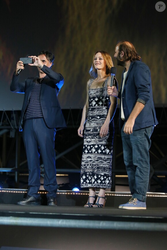 Vanessa Paradis, son compagnon Samuel Benchetrit (costume Dior et chaussures Nike) et Vincent Macaigne lors de la première du film "Chien" au 70e festival du film de "Locarno" le 7 août 2017.