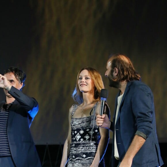 Vanessa Paradis, son compagnon Samuel Benchetrit (costume Dior et chaussures Nike) et Vincent Macaigne lors de la première du film "Chien" au 70e festival du film de "Locarno" le 7 août 2017.