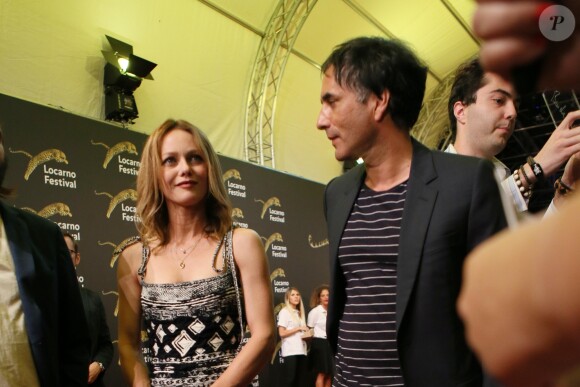 Vanessa Paradis et son compagnon Samuel Benchetrit (costume Dior et chaussures Nike) posent ensemble lors de la première du film "Chien" au 70e festival du film de "Locarno" le 7 août 2017.