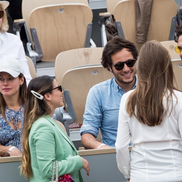 Vianney salué par Amir Haddad et sa femme Lital dans les tribunes lors de la finale messieurs des internationaux de France de tennis de Roland Garros 2019 à Paris le 9 juin 2019. © Jacovides-Moreau/Bestimage  