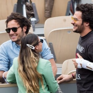 Vianney salué par Amir Haddad et sa femme Lital dans les tribunes lors de la finale messieurs des internationaux de France de tennis de Roland Garros 2019 à Paris le 9 juin 2019. © Jacovides-Moreau/Bestimage  