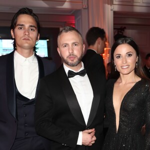 Thierry Martino (Global Gift "We Believe in People" Award) avec Alain-Fabien Delon et sa compagne Capucine Anav (habillée par Stevens Ishay Couture) à la vente aux enchères lors du dîner de la 10ème édition du "Global Gift Gala" à l'hôtel Four Seasons George V à Paris, le 3 juin 2019. © Cyril Moreau/Global Gift Foundation/Bestimage