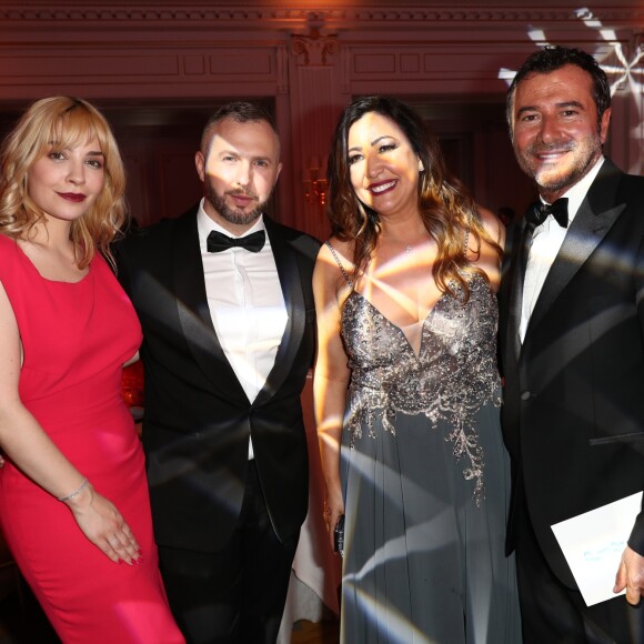 Exclusif - Alix Bénézech, Thierry Martino (Global Gift "We Believe in People" Award), Maria Bravo (co-fondatrice de la Fondation Global Gift), Bernard Montiel à la vente aux enchères lors du dîner de la 10ème édition du "Global Gift Gala" à l'hôtel Four Seasons George V à Paris, le 3 juin 2019. © Cyril Moreau/Global Gift Foundation/Bestimage