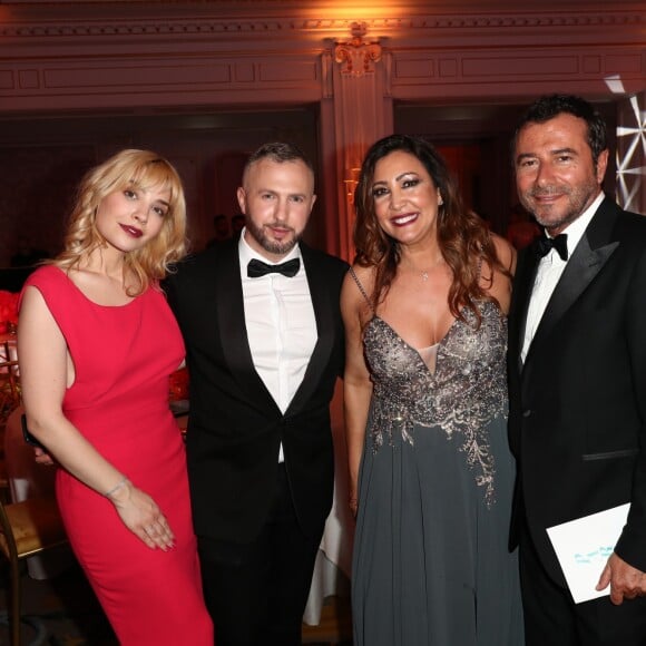 Exclusif - Alix Bénézech, Thierry Martino (Global Gift "We Believe in People" Award), Maria Bravo (co-fondatrice de la Fondation Global Gift), Bernard Montiel à la vente aux enchères lors du dîner de la 10ème édition du "Global Gift Gala" à l'hôtel Four Seasons George V à Paris, le 3 juin 2019. © Cyril Moreau/Global Gift Foundation/Bestimage