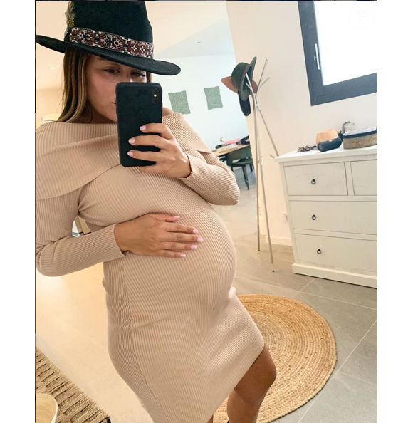 Anaïs Camizuli enceinte et divine en robe moulée, Instagram, 7 avril 2019