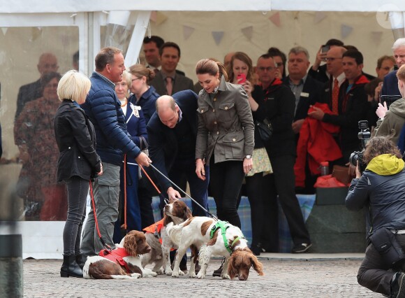 Kate Middleton, duchesse de Cambridge, et le prince William ont retrouvé le couple Irving, qu'ils avaient rencontré un mois plus tôt à Buckingham, et leurs chiens Max, Paddly et... "Prince Harry" lors de leur visite à Keswick dans le comté de Cumbria dans le nord de l'Angleterre, le 11 juin 2019.