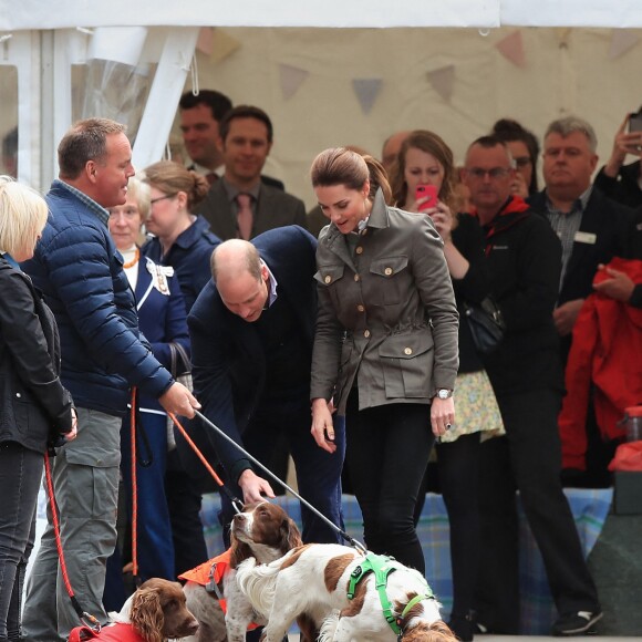 Kate Middleton, duchesse de Cambridge, et le prince William ont retrouvé le couple Irving, qu'ils avaient rencontré un mois plus tôt à Buckingham, et leurs chiens Max, Paddly et... "Prince Harry" lors de leur visite à Keswick dans le comté de Cumbria dans le nord de l'Angleterre, le 11 juin 2019.
