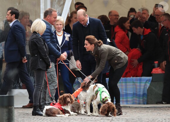 Kate Middleton, duchesse de Cambridge, et le prince William ont retrouvé le couple Irving, qu'ils avaient rencontré un mois plus tôt à Buckingham, et leurs chiens Max, Paddly et... "Prince Harry" lors de leur visite à Keswick dans le comté de Cumbria dans le nord de l'Angleterre, le 11 juin 2019.