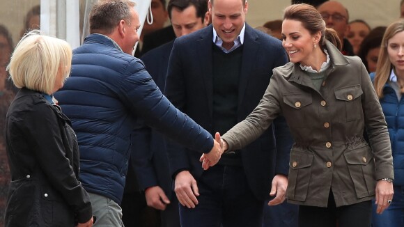 Kate Middleton caresse "Harry" devant William en visite à Cumbria