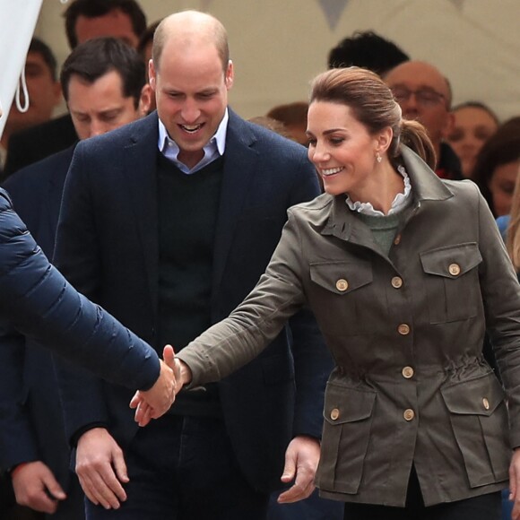 Kate Middleton, duchesse de Cambridge, et le prince William ont retrouvé le couple Irving, qu'ils avaient rencontré un mois plus tôt à Buckingham, et leurs chiens Max, Paddly et... "Prince Harry" lors de leur visite à Keswick dans le comté de Cumbria dans le nord de l'Angleterre, le 11 juin 2019.