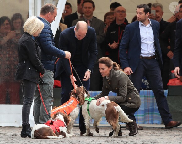 Kate Middleton, duchesse de Cambridge, et le prince William ont retrouvé le couple Irving, qu'ils avaient rencontré un mois plus tôt à Buckingham, et leurs chiens Max, Paddly et... "Prince Harry" lors de leur visite à Keswick dans le comté de Cumbria dans le nord de l'Angleterre, le 11 juin 2019.