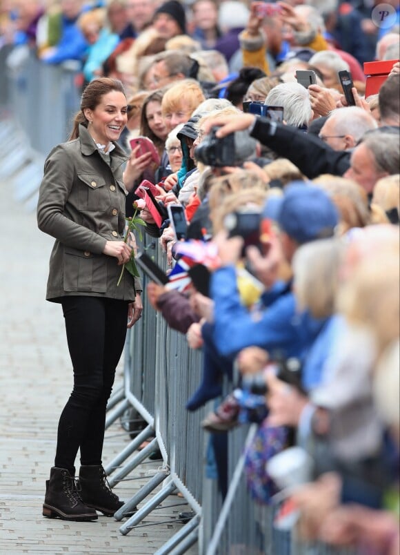 Kate Middleton, duchesse de Cambridge, à la rencontre du public à Keswick dans le comté de Cumbria dans le nord de l'Angleterre, le 11 juin 2019.