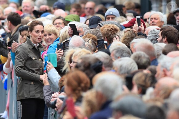 Kate Middleton, duchesse de Cambridge, à la rencontre du public à Keswick dans le comté de Cumbria dans le nord de l'Angleterre, le 11 juin 2019.