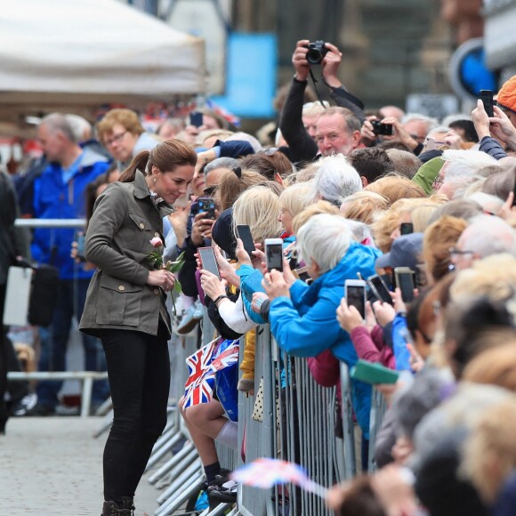 Kate Middleton, duchesse de Cambridge, à la rencontre du public à Keswick dans le comté de Cumbria dans le nord de l'Angleterre, le 11 juin 2019.