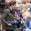 Kate Middleton, duchesse de Cambridge, saisit la jambe d'une fillette dans le public à Keswick dans le comté de Cumbria dans le nord de l'Angleterre, le 11 juin 2019.
