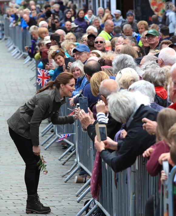 Kate Middleton, duchesse de Cambridge, à la rencontre du public à Keswick dans le comté de Cumbria dans le nord de l'Angleterre, le 11 juin 2019.