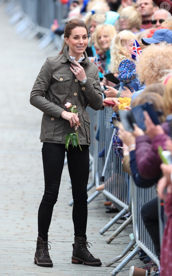 Kate Middleton, duchesse de Cambridge, à la rencontre du public à Keswick dans le comté de Cumbria dans le nord de l'Angleterre, le 11 juin 2019.