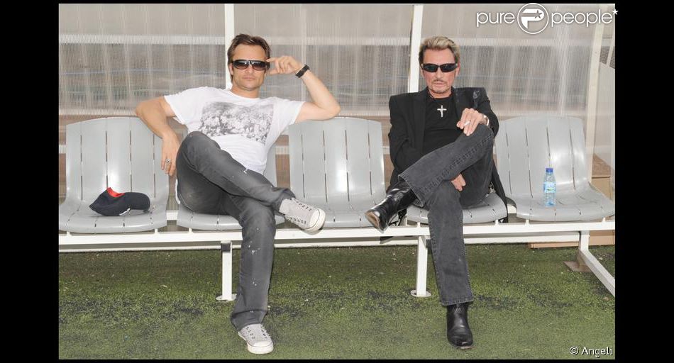 Johnny Hallyday Et Son Fils David Lors Du Coup D Envoi D Un Match De Football Caritatif A Nantes En Juin 2009 Purepeople