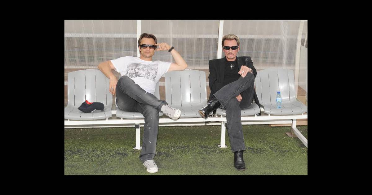 Johnny Hallyday Et Son Fils David Lors Du Coup D Envoi D Un Match De Football Caritatif A Nantes En Juin 2009 Purepeople