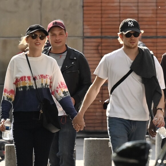 Exclusif - Prix Special - no web - Taylor Swift et son compagnon Joe Alwyn se promènent main dans la main dans les rues de Paris près de Beaubourg après avoir été au café de Flore le 24 Mai 2019. Taylor Swift sera à Paris le 25 mai 2019 à NRJ avec Cauet (diffusion le 27) et dans The Voice en direct !  Exclusive - For Germany call for price Taylor Swift and her boyfriend Joe Alwyn strolling in the streets of Paris near Beaubourg after having been at Café de Flore on May 24th, 2019.24/05/2019 - Paris