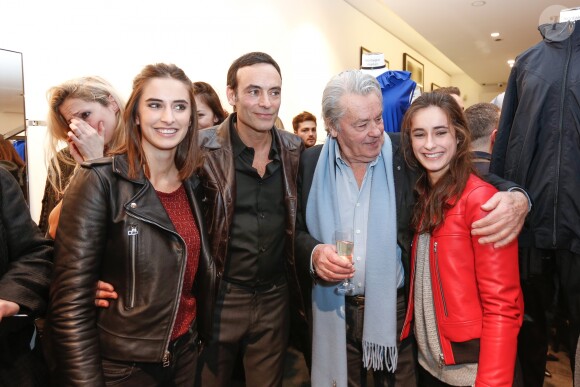 Exclusif - Alain Delon avec ses petites filles Loup et Liv et son fils Anthony Delon - Lancement de la marque de vêtements de cuir "Anthony Delon 1985" chez Montaigne Market à Paris. Le 7 mars 2017 © Philippe Doignon / Bestimage