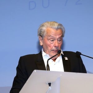 Alain Delon (avec un badge Paris Match d'une ancienne couverture du magazine titrant "Alain Delon, mes deux amours, Rosalie et Anouchka) et sa fille Anouchka (Robe Elie Saab) - Remise de la Palme d'Honneur à Alain Delon lors du 72ème Festival International du Film de Cannes. On may 19th 2019 © Jacovides-Moreau / Bestimage