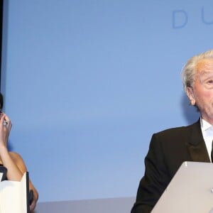 Alain Delon (avec un badge Paris Match d'une ancienne couverture du magazine titrant "Alain Delon, mes deux amours, Rosalie et Anouchka) et sa fille Anouchka (Robe Elie Saab) - Remise de la Palme d'Honneur à Alain Delon lors du 72ème Festival International du Film de Cannes. On may 19th 2019 © Jacovides-Moreau / Bestimage