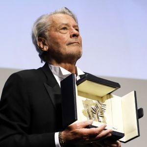 Alain Delon (avec un badge Paris Match d'une ancienne couverture du magazine titrant "Alain Delon, mes deux amours, Rosalie et Anouchka) - Remise de la Palme d'Honneur à Alain Delon lors du 72ème Festival International du Film de Cannes. On may 19th 2019 © Jacovides-Moreau / Bestimage