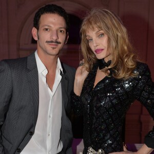 Vincent Dedienne et Arielle Dombasle - Soirée de présentation du nouveau parfum "Wanted Girl" d'Azzaro à l'hôtel Salomon de Rothschild à Paris, le 29 mars 2019. © Veeren/Bestimage