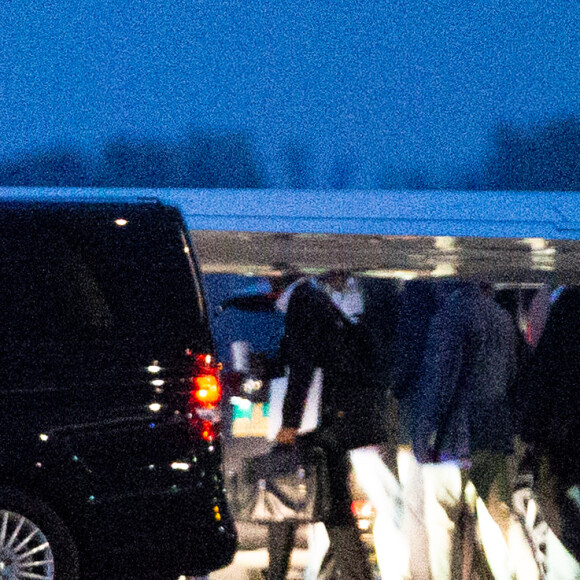 L'ancien président des Etats-Unis Barack Obama arrive en famille à l'aéroport de Avignon le 14 juin 2019.