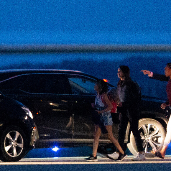 L'ancien président des Etats-Unis Barack Obama arrive en famille à l'aéroport de Avignon le 14 juin 2019.